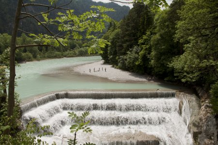 Een rivier en de lechbruck in Füssen